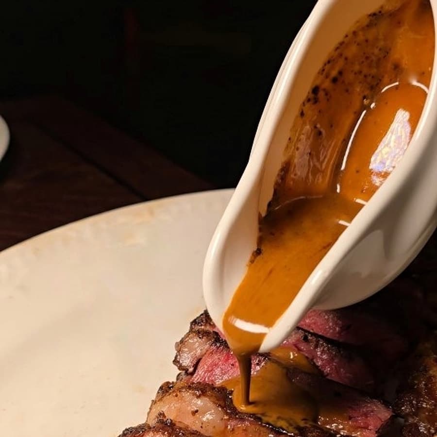 The Grill Room: מסעדת סטייקים חדשה ליד מלון דן, עם בקר הולשטיין מיושן 60 יום