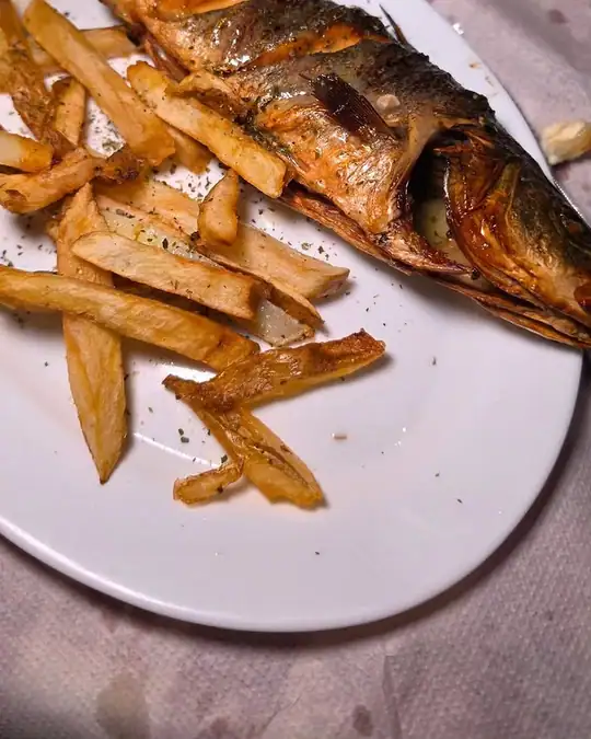 איפה אוכלים באתונה: פיש אנד צ'יפס, לוקומדס ופסטה ב-7 יורו
